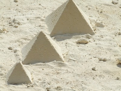 pyramides de Gizeh en pierre calcaire moulée